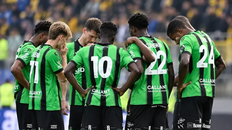 Een groep spelers van Cercle Brugge in groen-zwarte shirts verzamelt zich na de wedstrijd op het veld.