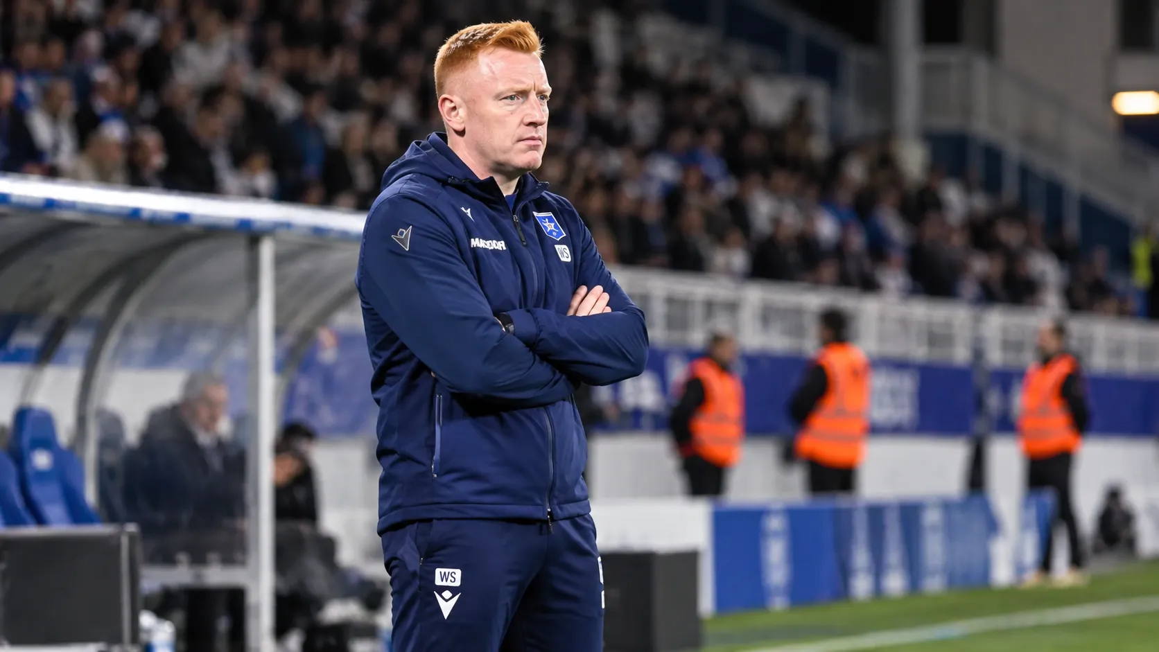 Will Still in een donkerblauw trainingspak van Auxerre in de technische zone na een wedstrijd.