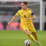 Tessa Wullaert controleert de bal in het gele tenue van de Red Flames.