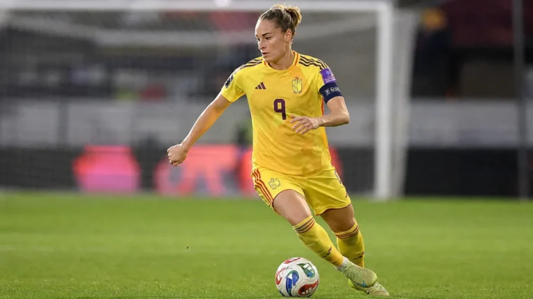 Tessa Wullaert controleert de bal in het gele tenue van de Red Flames.
