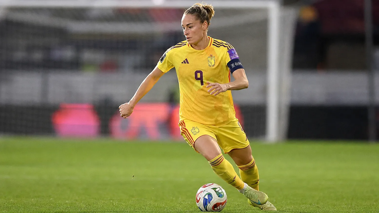 Tessa Wullaert controleert de bal in het gele tenue van de Red Flames.