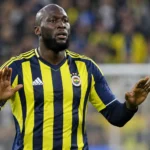 Romelu Lukaku van Fenerbahçe reageert met opgeheven handen op het veld.