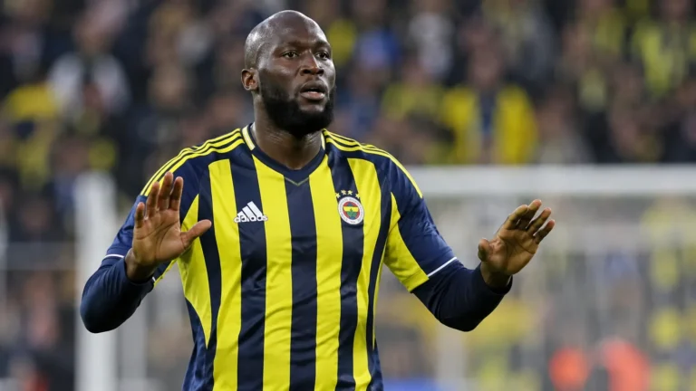 Romelu Lukaku van Fenerbahçe reageert met opgeheven handen op het veld.