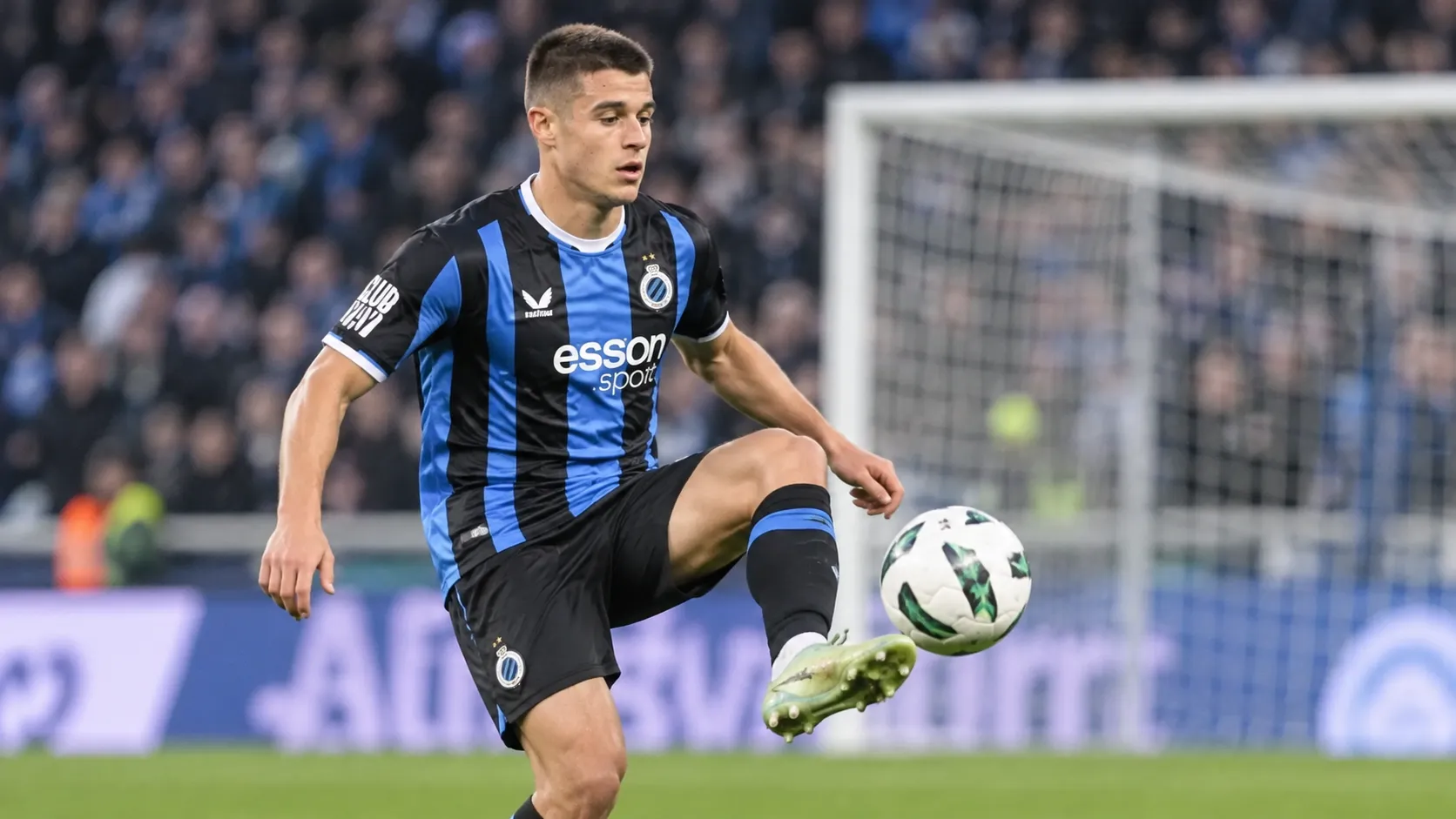 Nicolo Tresoldi van Club Brugge controleert de bal tijdens een wedstrijd in Jan Breydel.