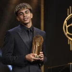 Lamine Yamal met de Kopa Trophy op het podium van het Ballon d'Or-gala.