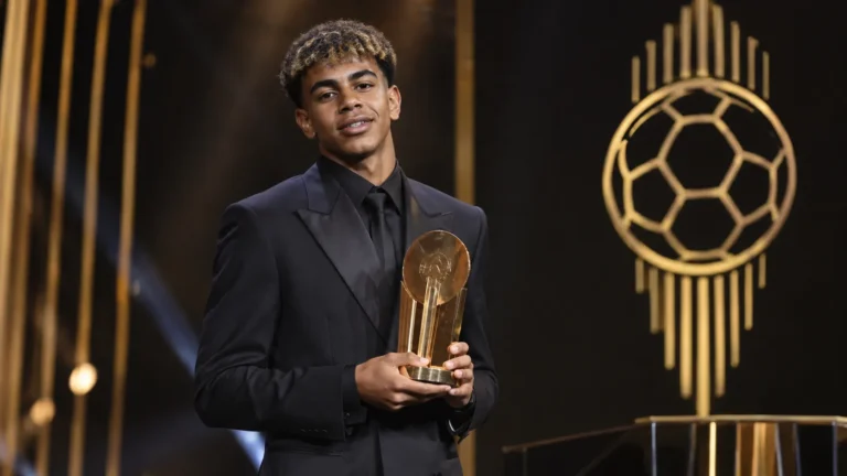 Lamine Yamal met de Kopa Trophy op het podium van het Ballon d'Or-gala.
