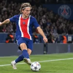 Mika Godts van Paris Saint-Germain aan de bal tijdens een wedstrijd.