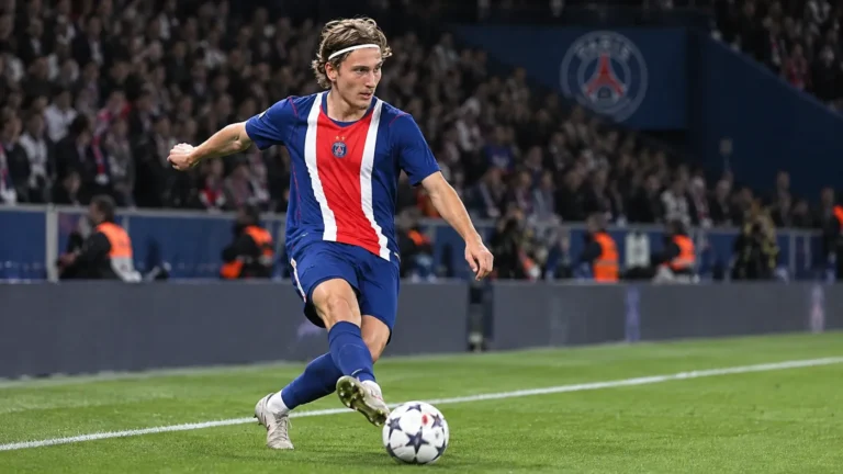 Mika Godts van Paris Saint-Germain aan de bal tijdens een wedstrijd.
