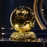 De gouden Ballon d'Or-trofee op een podium in het London Palladium Theatre.