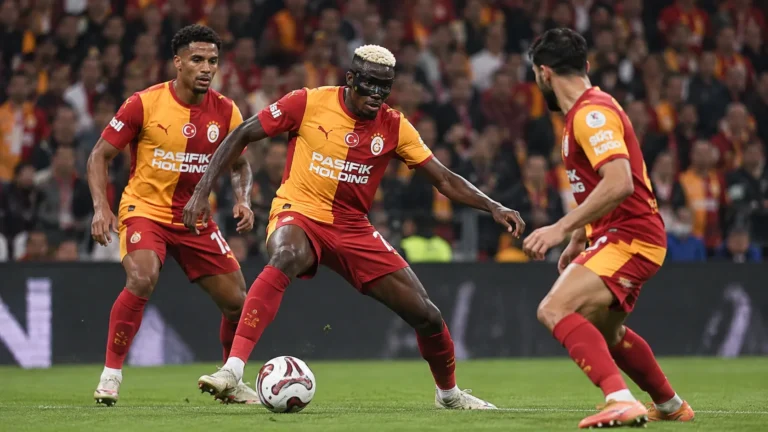 Galatasaray-spelers in actie tijdens de derby tegen Fenerbahçe.