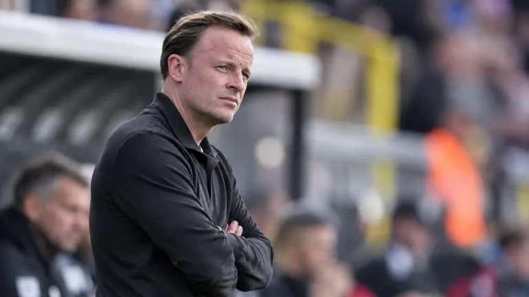 Vincent Euvrard kijkt geconcentreerd vanaf de zijlijn naar het veld.