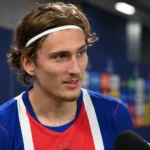 Mika Godts in PSG-tenue tijdens een gesprek in de mixed zone na een wedstrijd.