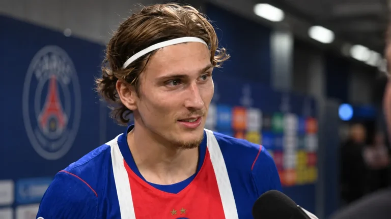 Mika Godts in PSG-tenue tijdens een gesprek in de mixed zone na een wedstrijd.