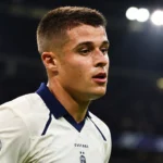 Nicolo Tresoldi van Club Brugge kijkt geconcentreerd richting het spel onder avondverlichting.