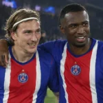 Twee PSG-spelers wandelen samen op het veld na een wedstrijd in Parijs.
