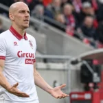 Michael Frey van Antwerp in wit wedstrijdshirt tijdens een geconcentreerd moment langs het veld.