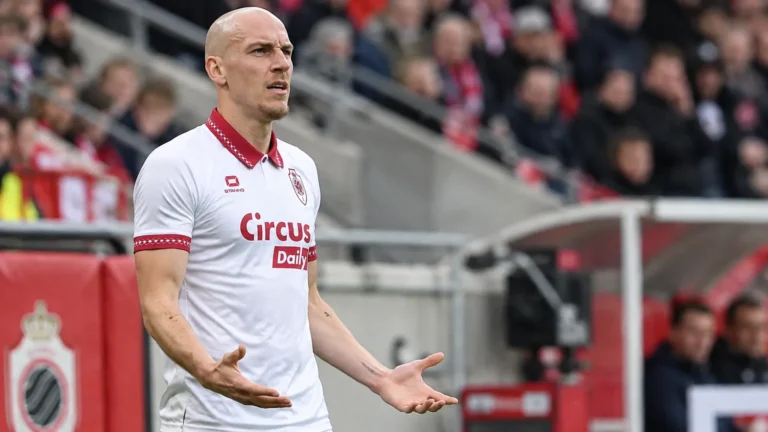 Michael Frey van Antwerp in wit wedstrijdshirt tijdens een geconcentreerd moment langs het veld.