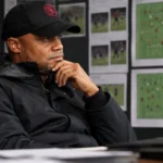 Vincent Kompany zit in een rustige analysekamer naast een wand met tactische papieren.