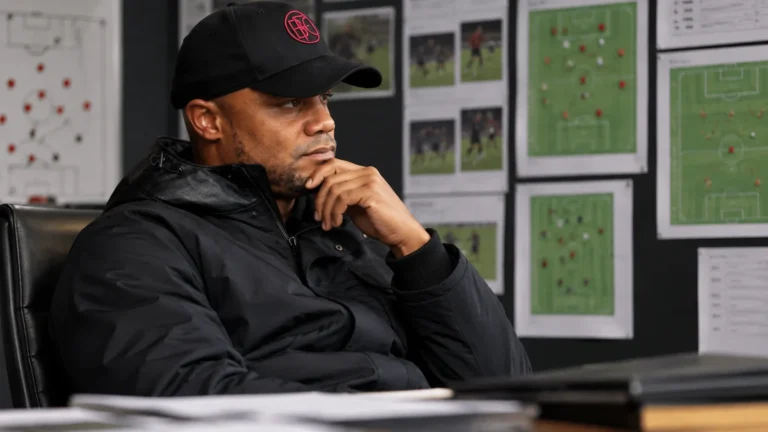 Vincent Kompany zit in een rustige analysekamer naast een wand met tactische papieren.