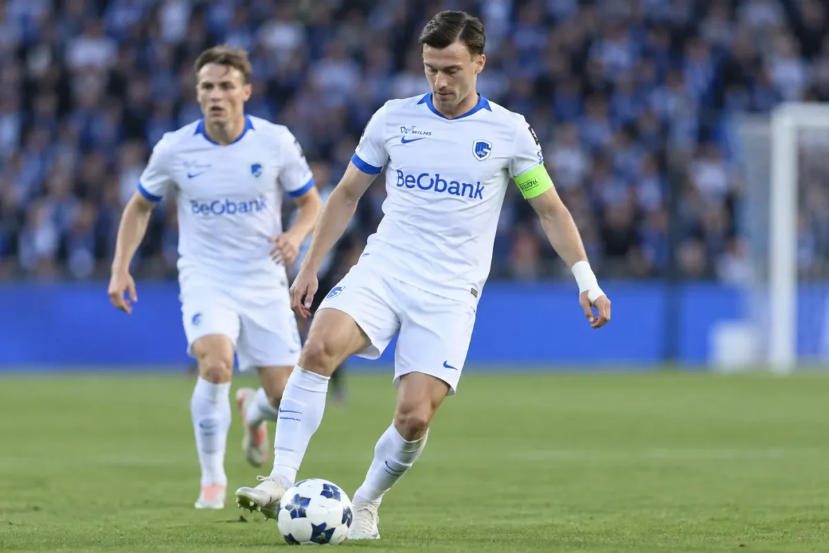 Twee KRC Genk-spelers in witte tenues tijdens een oefenwedstrijd.