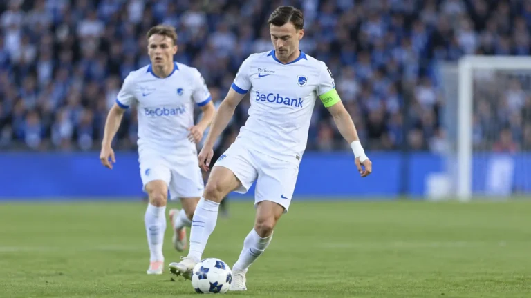 Twee KRC Genk-spelers in witte tenues tijdens een oefenwedstrijd.