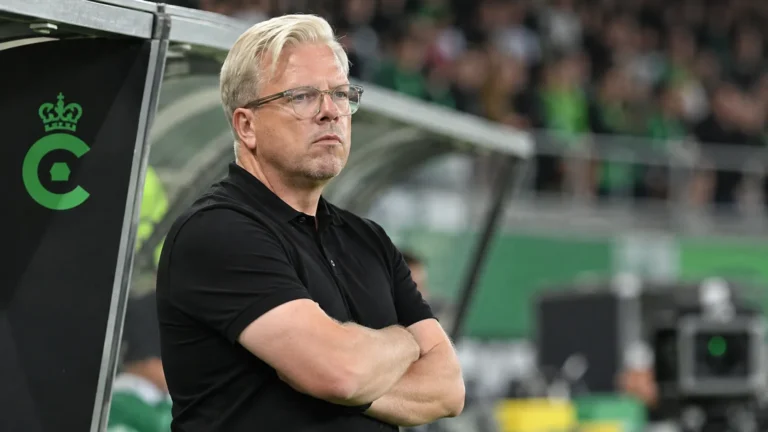 Lars Friis staat als trainer van Cercle Brugge aan de technische zone.