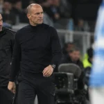 Massimiliano Allegri met een staflid langs de zijlijn.