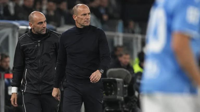 Massimiliano Allegri met een staflid langs de zijlijn.