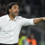 Marvin Compper coacht langs de zijlijn tijdens een wedstrijd.