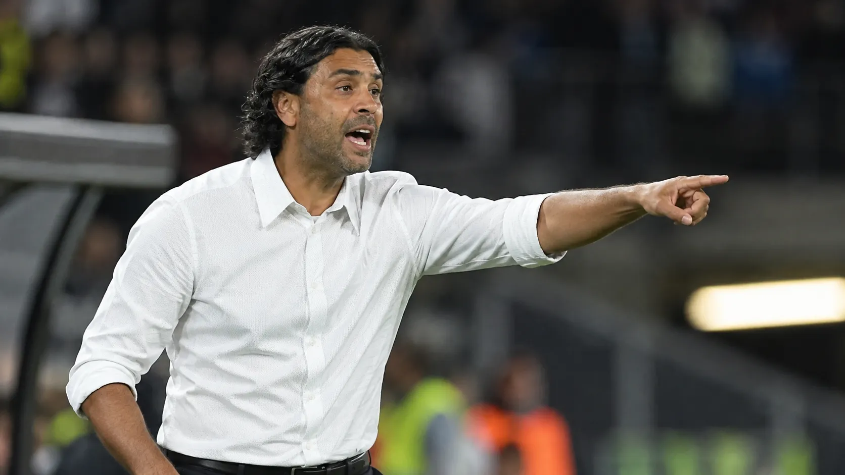 Marvin Compper coacht langs de zijlijn tijdens een wedstrijd.