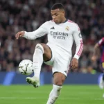 Kylian Mbappé in actie in het witte tenue van Real Madrid.