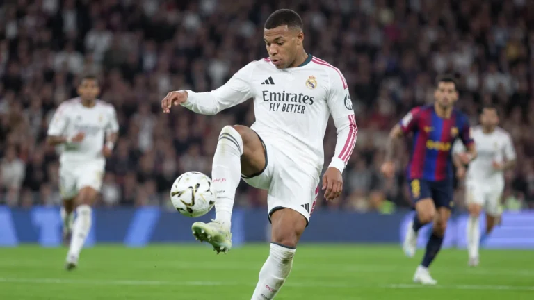 Kylian Mbappé in actie in het witte tenue van Real Madrid.