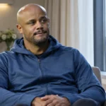 Vincent Kompany zit rustig in een ziekenhuiskamer tijdens zijn herstel.