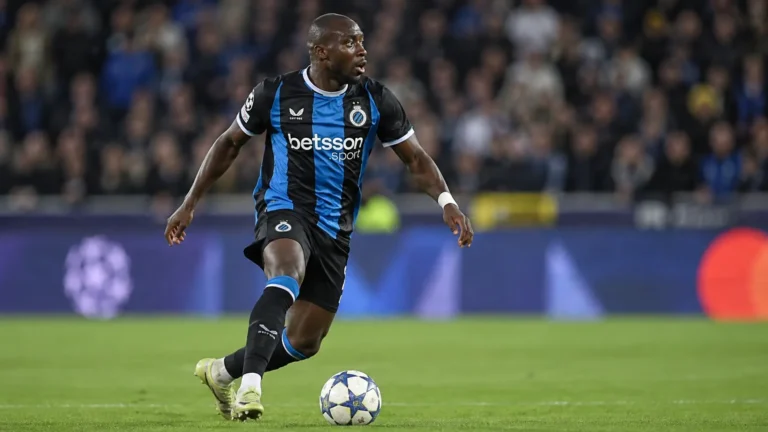 Carlos Forbs van Club Brugge in actie op het voetbalveld.