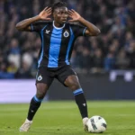 Mamadou Diakhon maakt een gebaar op het veld in het shirt van Club Brugge.