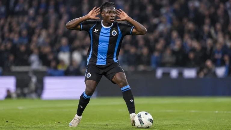 Mamadou Diakhon maakt een gebaar op het veld in het shirt van Club Brugge.
