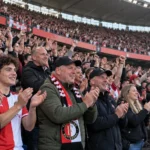Collectieve Feyenoord-supporters vieren een doelpunt in De Kuip.