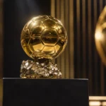 De Ballon d'Or-trofee op een neutraal podium tijdens een voetbalprijsuitreiking.