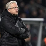 Lars Friis langs de zijlijn tijdens een voetbalwedstrijd.