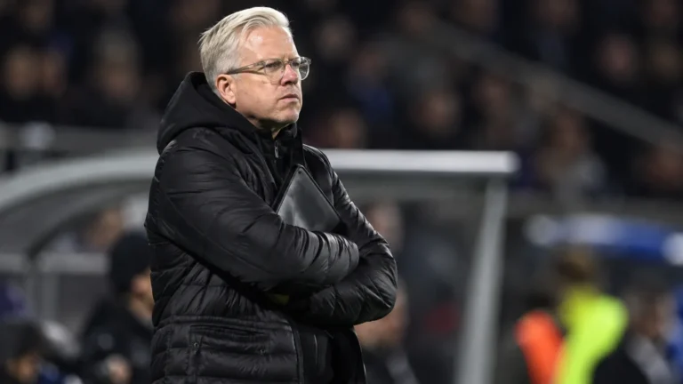 Lars Friis langs de zijlijn tijdens een voetbalwedstrijd.