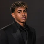 Lamine Yamal in avondkleding voor een Ballon d'Or-galadecor.
