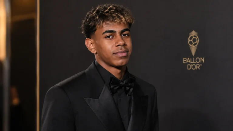 Lamine Yamal in avondkleding voor een Ballon d'Or-galadecor.