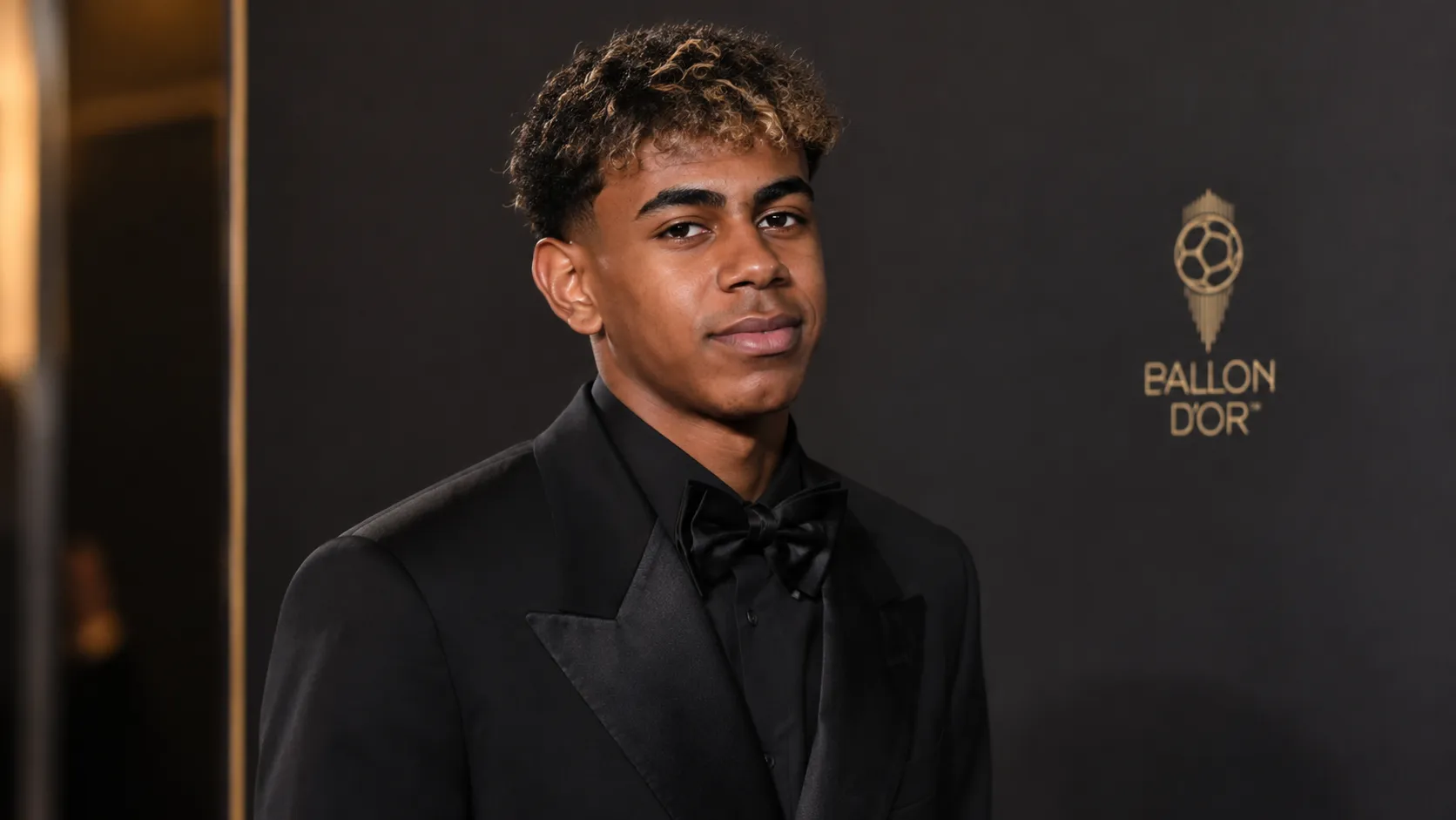Lamine Yamal in avondkleding voor een Ballon d'Or-galadecor.
