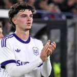 Tristan Degreef applaudisseert in het witte tenue van RSC Anderlecht.
