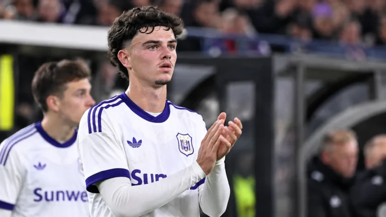 Tristan Degreef applaudisseert in het witte tenue van RSC Anderlecht.
