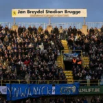 Een volle tribune onder het bord van het Jan Breydelstadion in Brugge.