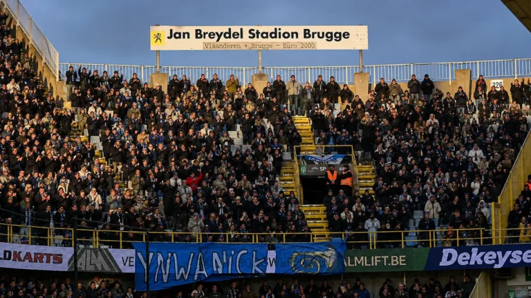 Een volle tribune onder het bord van het Jan Breydelstadion in Brugge.