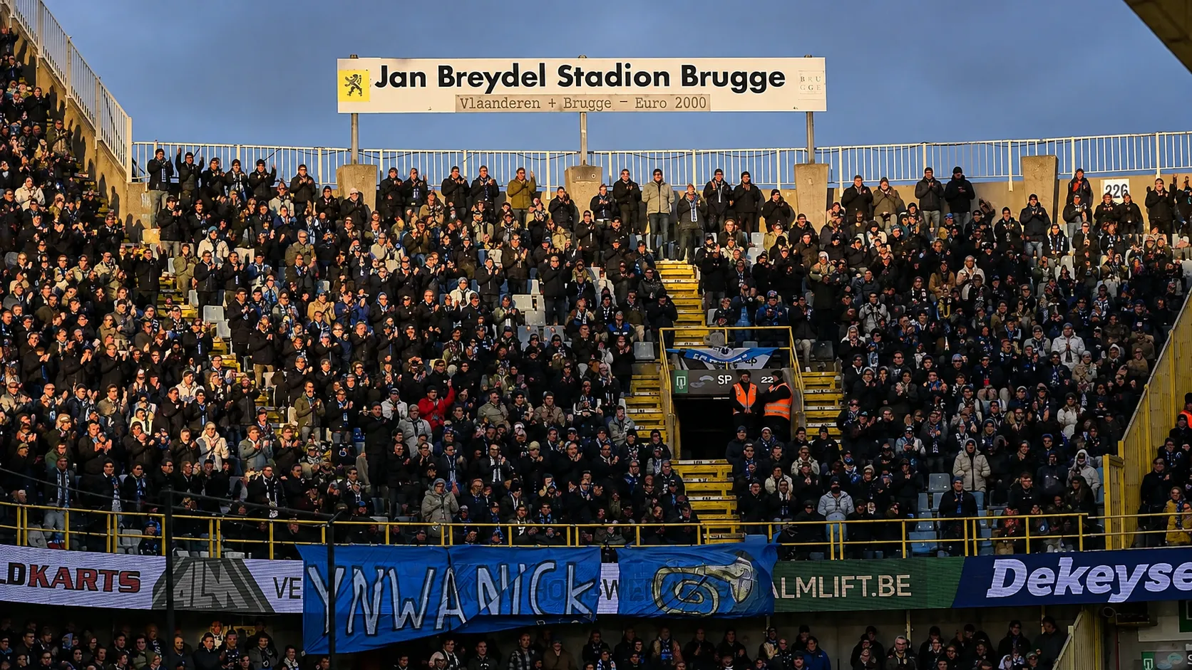 Een volle tribune onder het bord van het Jan Breydelstadion in Brugge.