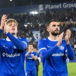 Spelers van KAA Gent applaudisseren na de wedstrijd voor een volle thuistribune.