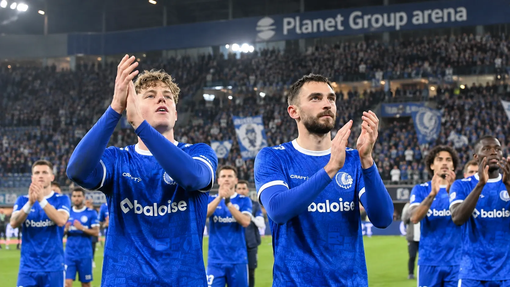 Spelers van KAA Gent applaudisseren na de wedstrijd voor een volle thuistribune.